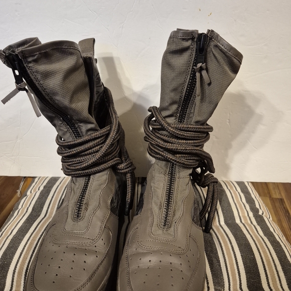 Nike Men's Gray Tactical Boots - Picture 3 of 10